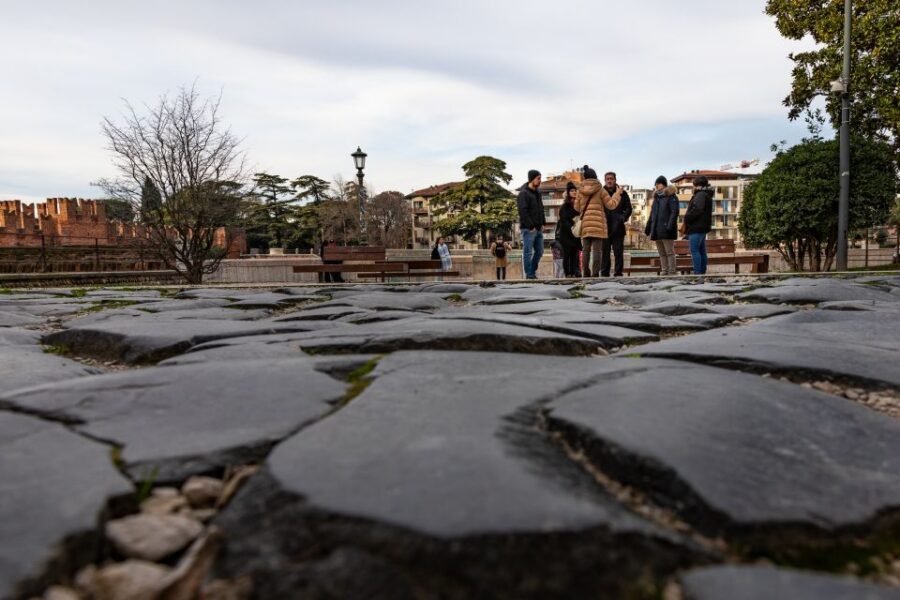 Verona: Night Walking Tour - Piazza Brà and the Arena approach: where the night really lands