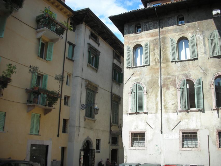 Verona: Private 2-Hour Walking Tour - River Adige time: Castelvecchio and Ponte Scaligero on foot