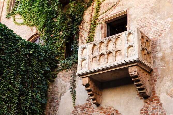 Verona Scavenger Hunt and Highlights Self Guided Tour - Basilica di Santa Anastasia: turn a church stop into a real observation moment