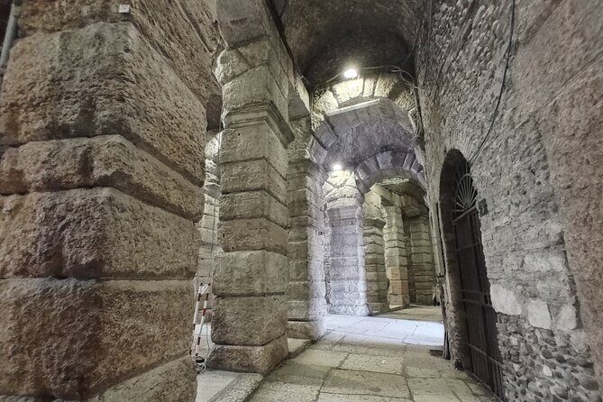 Verona Small Group Walking Tour with Cable Car and Arena Tickets - Piazza dei Signori and Dante’s statue: the political heart