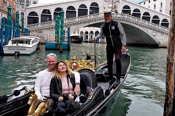 Walking Tour and Enchanting Gondola Journey in Venice - The 30-Minute Shared Gondola: What You Can Control