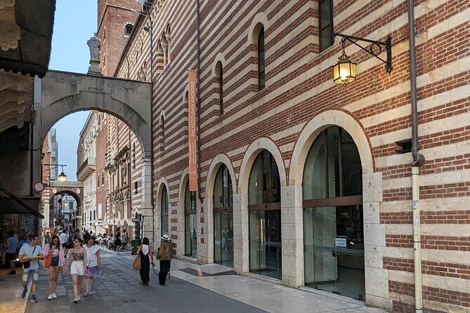 Walking Tour in Verona: 9+ Landmarks with Live Guide - Casa di Giulietta: the famous stop that can still teach you something